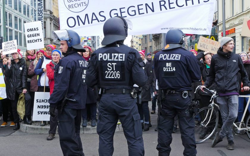 OMAS GEGEN RECHTS am Checkpoint Charlie - 3. Oktober
