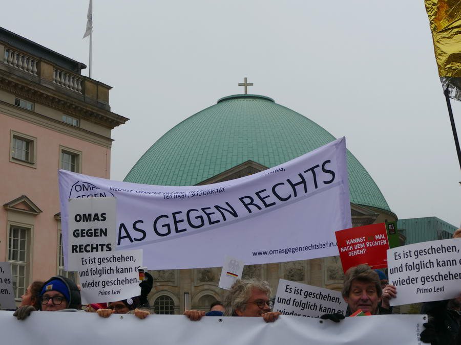 OMAS GEGEN RECHTS BERLIN - Für ein würdiges Gedenken - gemeinsam mit dem Bündnis für ein weltoffenes und tolerantes Berlin - Mitmachaktion