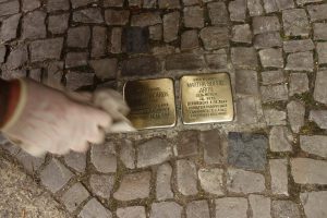 OMAS GEGEN RECHTS - Stolpersteien putzen