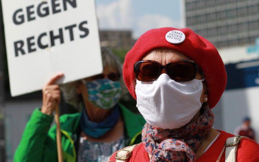 OMAS GEGEN RECHTS - Mahnwache