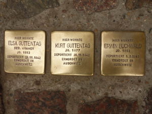 OMAS GEGEN RECHTS - Stolpersteiene putzen