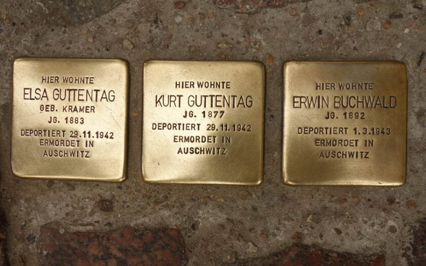 OMAS GEGEN RECHTS - Stolpersteiene putzen